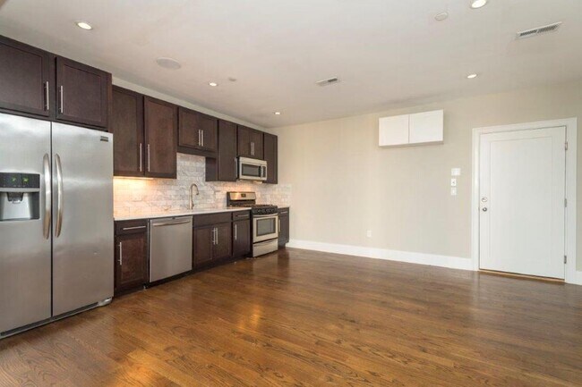 Building Photo - 309 D St