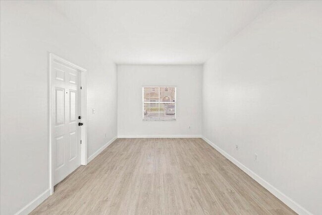 Foto del edificio - 4962 Leeward Ln