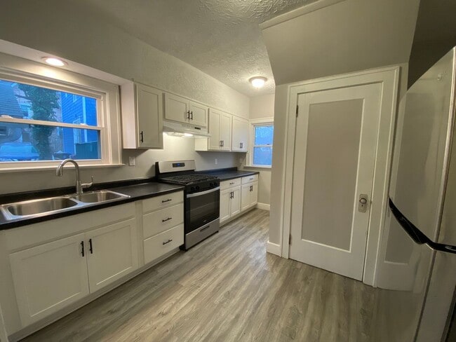 Foto del edificio - Pet-Friendly 3BR Home • Updated Kitchen • Fenced Yard • Garage