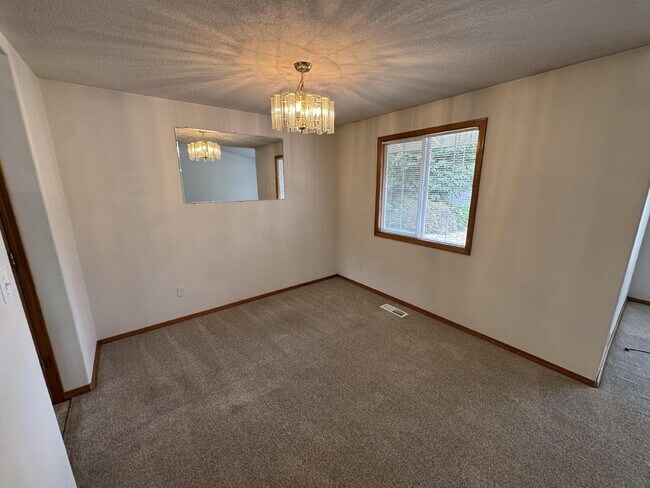 Building Photo - Ranch-Style, Milwaukie Home, Large Fenced Yard, Boat or Toy Storage, Gardeners Welcome