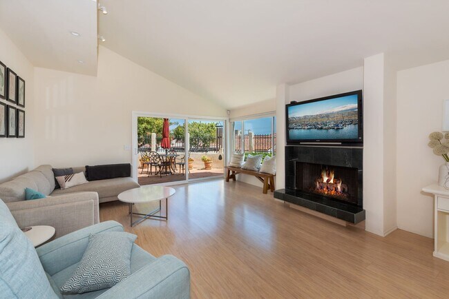 Foto del edificio - Fully Furnished Vacation Rental on the Mesa with Ocean Views! (Available 6/5/26- 11/30/26)