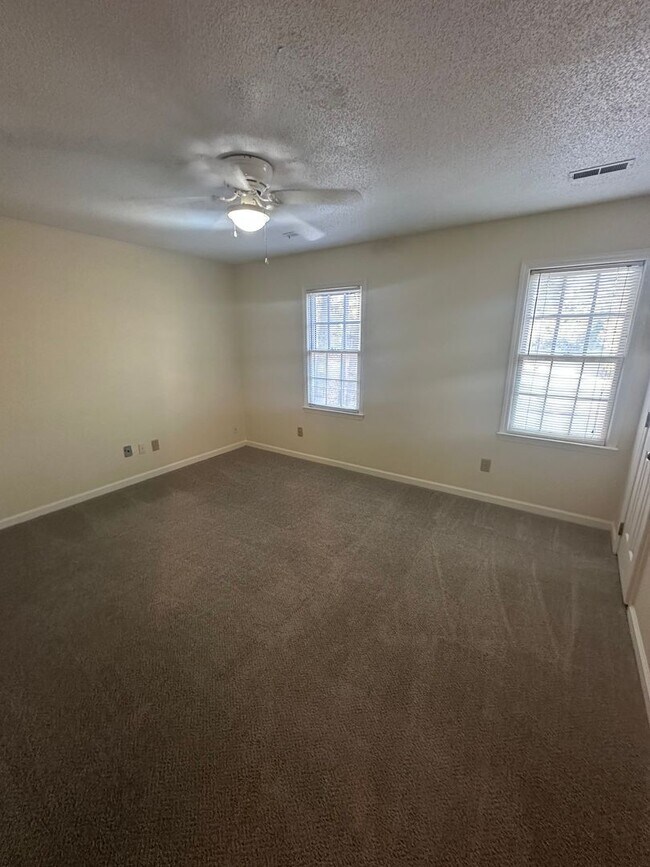 Foto del edificio - Spacious 2BR, 2.5BA Townhome Near NCSU! LEASE NOW FOR ONE MONTH FREE!