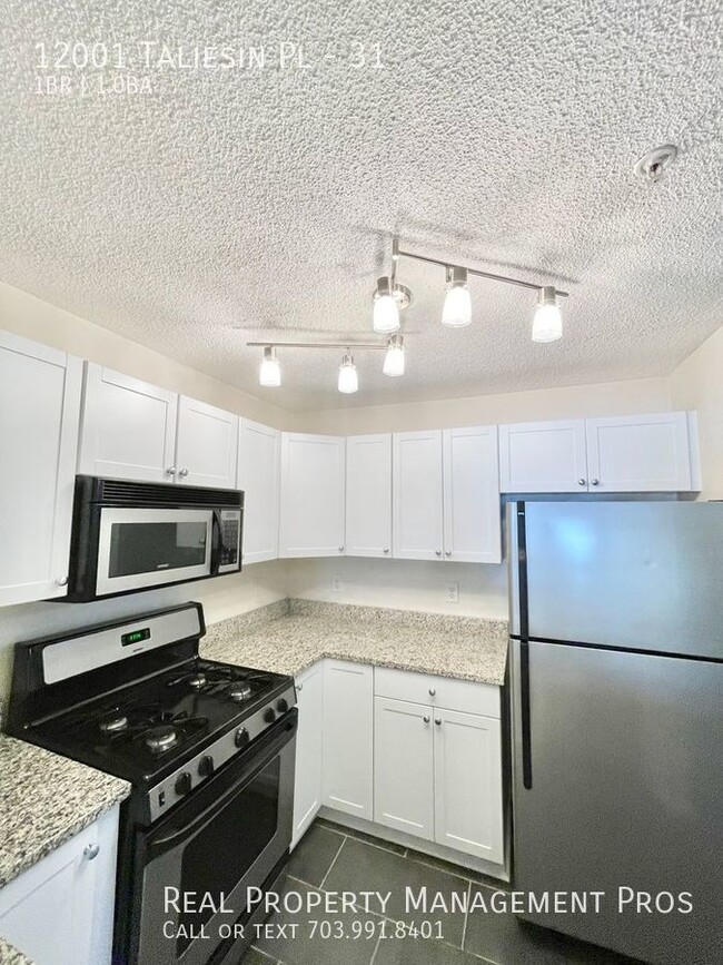 Building Photo - Beautifully Updated Penthouse Unit Across ...