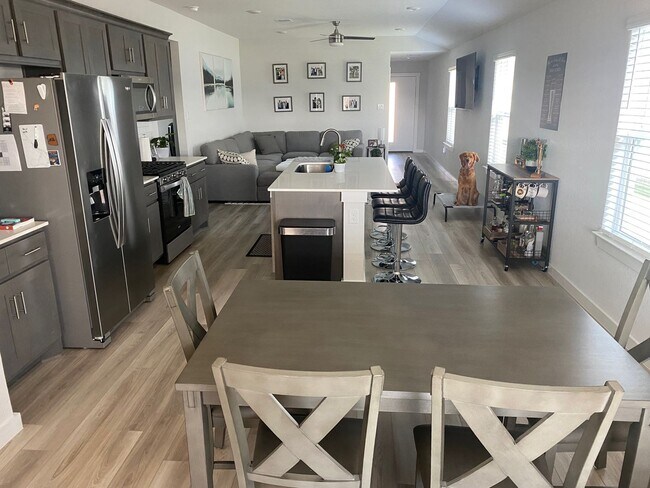 Building Photo - 3 Bedroom, 2 Bath in Midtown Subdivision C...