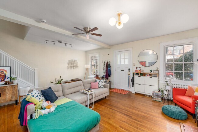 Foto del edificio - Oakenshawe 5-Bedroom, 2-Bathroom Home Close to Johns Hopkins