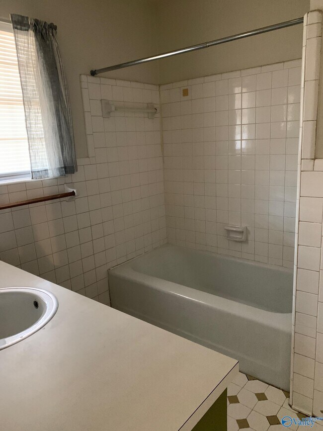 Foto del edificio - 210 Cloverleaf Dr