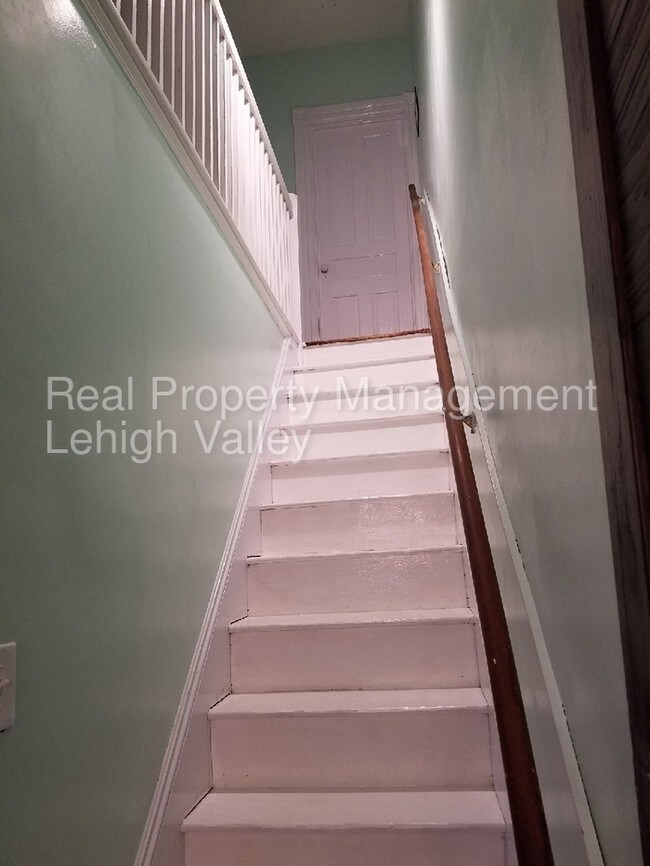 Building Photo - 1342 Ferry St