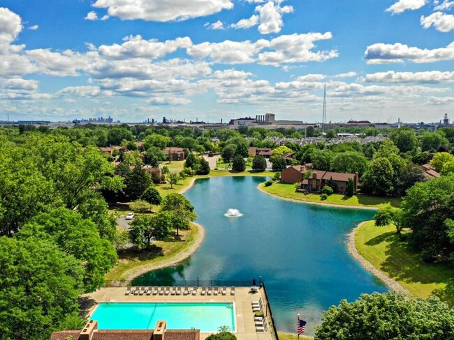 La piscina y el lago en Fairlane East - Fairlane East