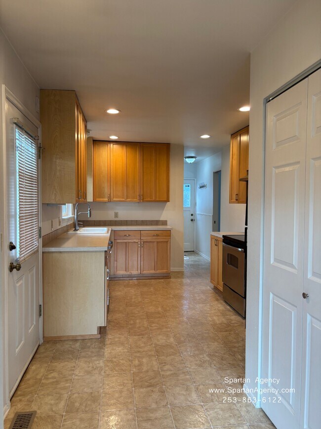 Building Photo - 1405 4th Ave NW