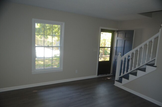 Building Photo - 2 Bed, 1.5 Bath Townhome Convenient to Str...