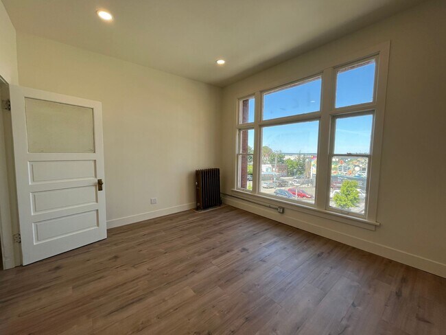 Building Photo - Newly Remodeled Modern Studio Apartment in Downtown Bellingham