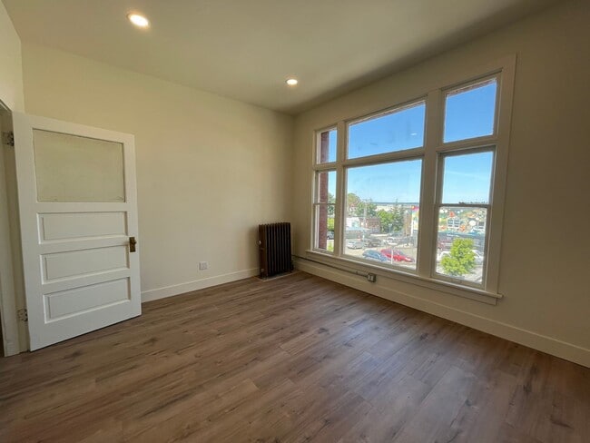 Building Photo - Newly Remodeled Modern Studio Apartment in Downtown Bellingham