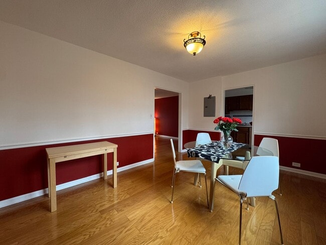 Foto del edificio - Fully Furnished 2 Bed 2 Bath Condo In Serene Arlington Oaks