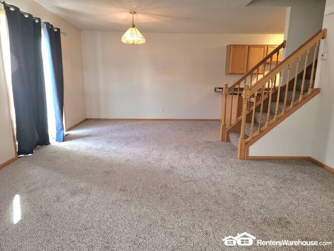 Foto del edificio - Available now! A gorgeous 2 bedroom, 1 1/2 bath end unit townhome in Farmington!
