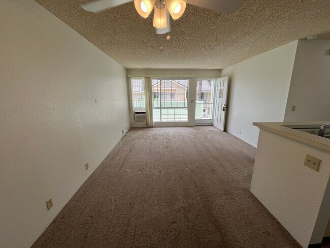 Foto del edificio - Villages at Waipio (Waipahu) -  2nd Story Townhouse, 1 1/2 bathrooms and 2 parking stalls