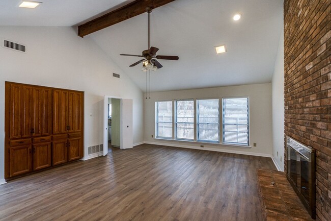 Building Photo - Beautiful and bright Plano home with updates