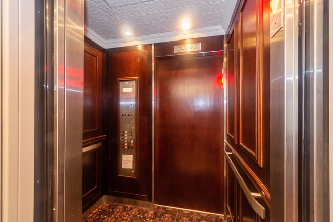 Building Photo - 42 E Cedar St