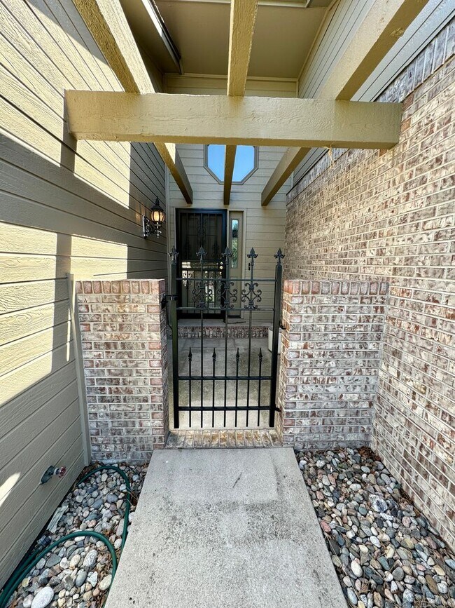 Foto del edificio - Well Maintained 3 bedroom end unit Townhom...