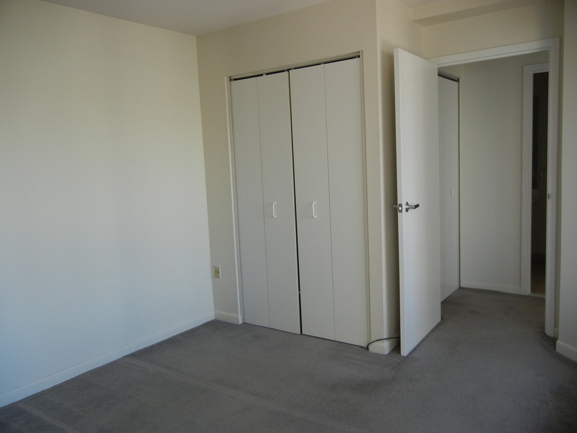 Primary Photo - 300 Riverfront Dr
