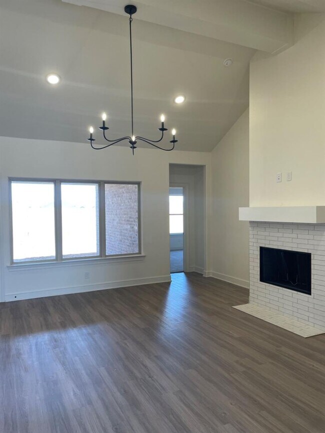 Foto del edificio - Available July 8th! Show Stopping New Cons...