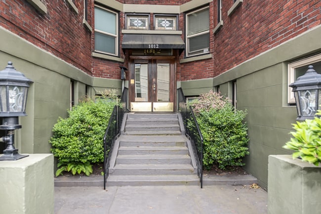 Building Photo - MO Montanita Apartments – Classic Charm in...