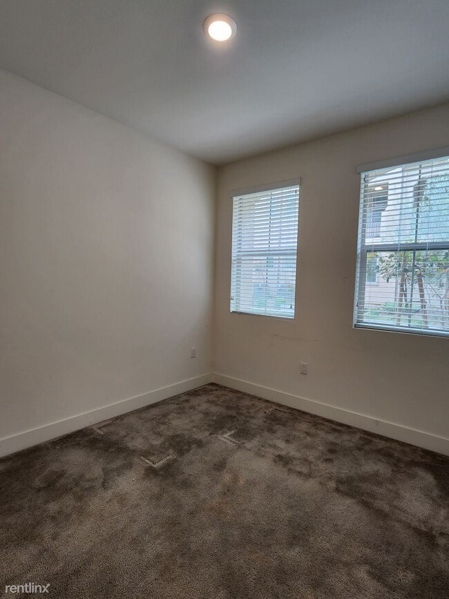 Building Photo - 3 br, 3.5 bath House - Goldbark Way - 18301