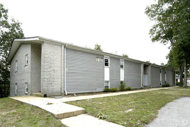 Building Exterior - Silver Ridge Apartments