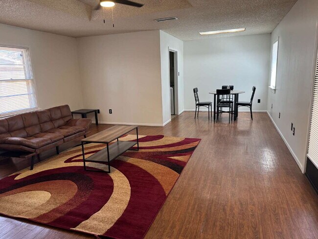 Foto del edificio - Bedroom Available. ALL BILLS PAID. FURNISHED