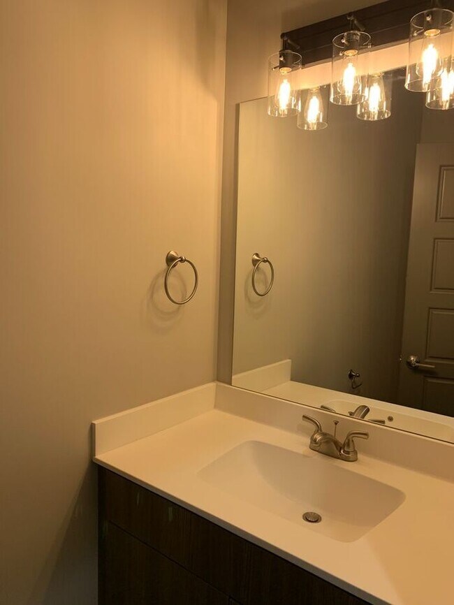 Building Photo - 3 Bedroom, 2.5 Bath Modern Townhome in Nor...