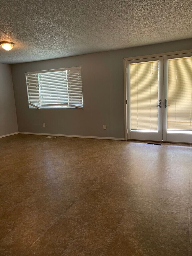 Foto del edificio - Nice Home with Large Backyard in Desirable...