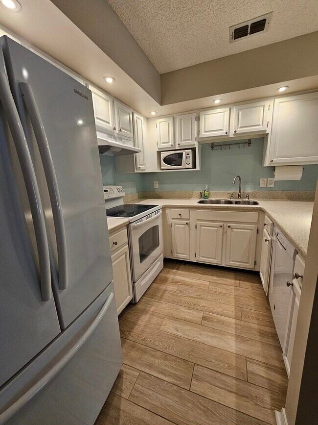Kitchen - 8526 Sturbridge Cir W