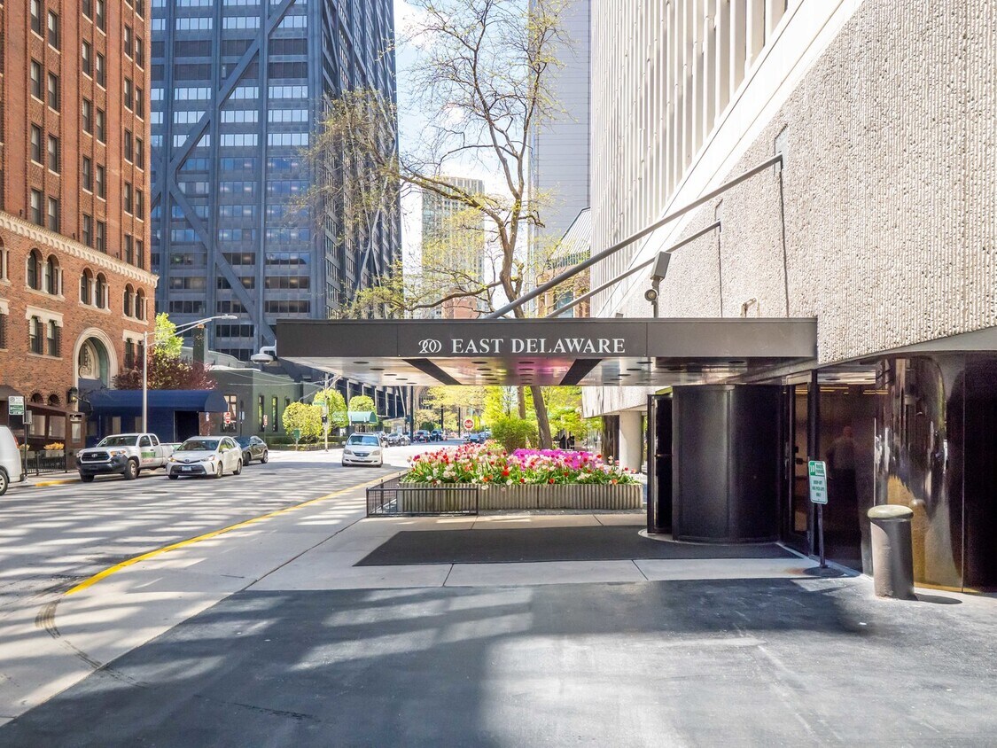 Foto principal - 200 E Delaware Pl