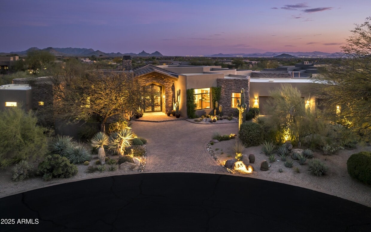 Foto principal - 9889 E Hidden Valley Rd