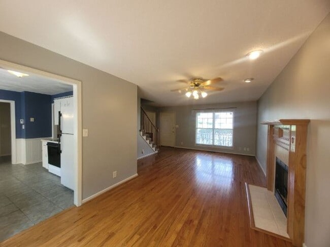 Foto del edificio - Charming 3-Bedroom Home with Spacious Livi...
