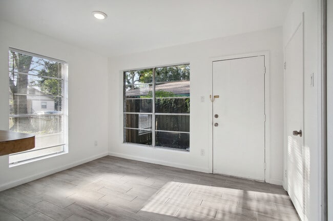 Building Photo - 424 Deckbar Ave