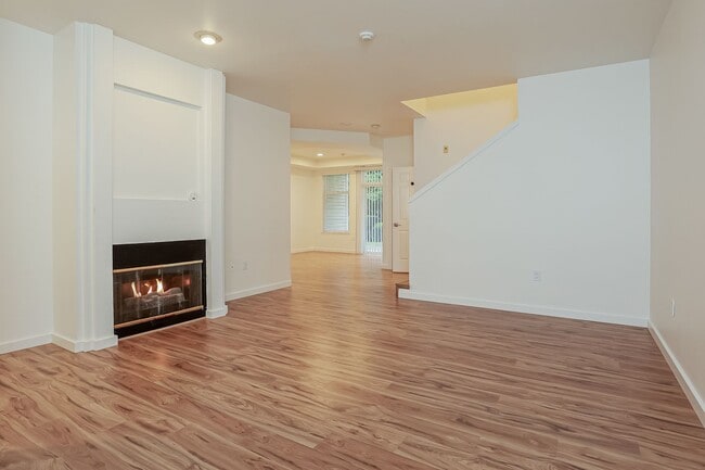 Building Photo - Newly Remodeled 3 bed 2.5 bath Townhome for Rent in Willow Grove Community