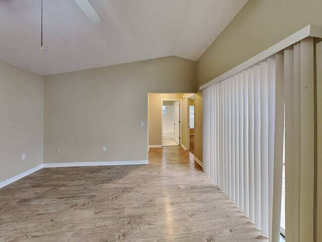 Foto del edificio - 4325 Longshore Dr