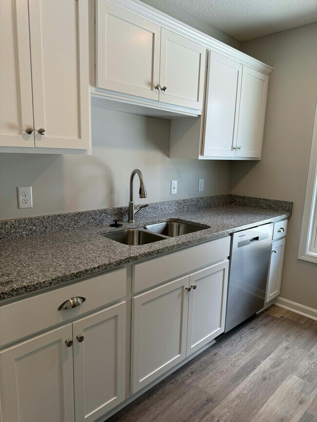 Foto del edificio - 241 Crown Cir