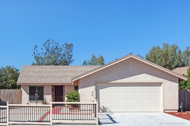Foto principal - 4 Bedroom Home Paradise Hills!