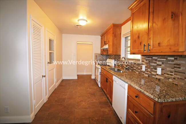Building Photo - 5833 Westhaven Dr