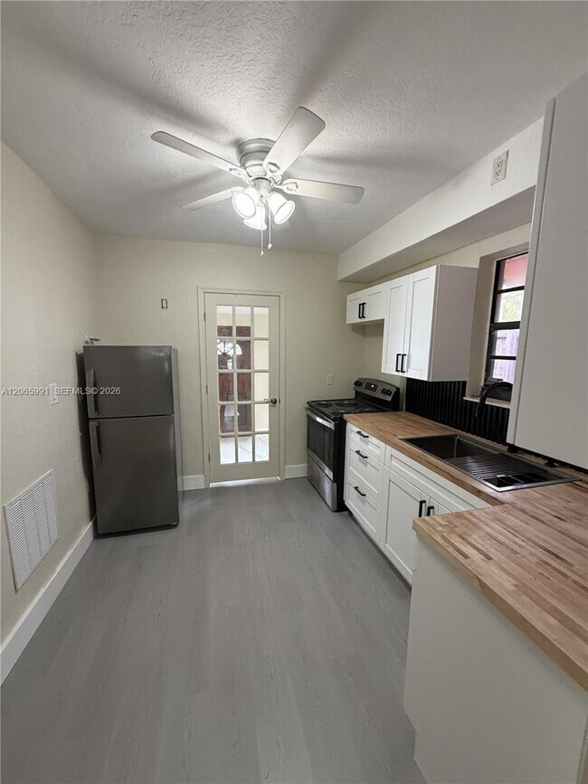Foto del edificio - 2424 SW 21st Ter