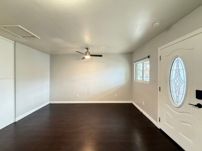 Foto del edificio - Charming Long Beach Home with Bonus Spaces!