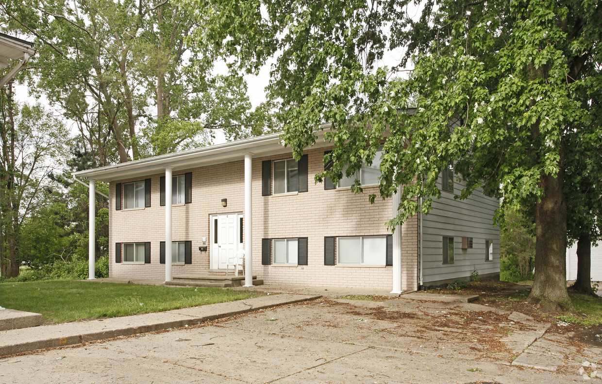 Primary Photo - Colonial Apartments