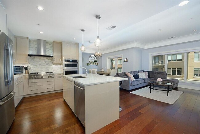 Building Photo - 150 Henley Pl
