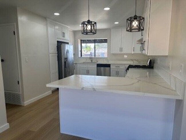 Foto del edificio - Newly remodeled three bedroom two bath.