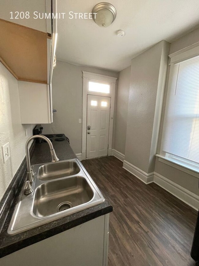 Building Photo - 1 Bed On Summit Street - Near Campus/ Shor...