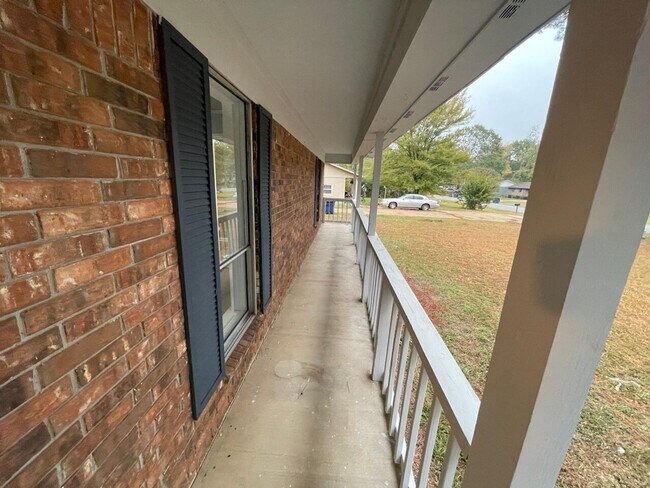 Building Photo - Available Soon! RENT-TO-OWN 40 Robinson St...