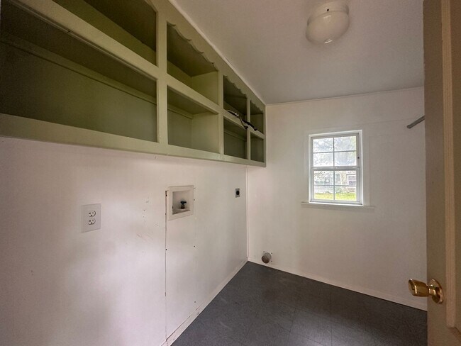 Building Photo - Spacious 2/1 Kinder