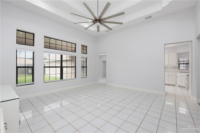 Building Photo - 404 E Cardinal Ave