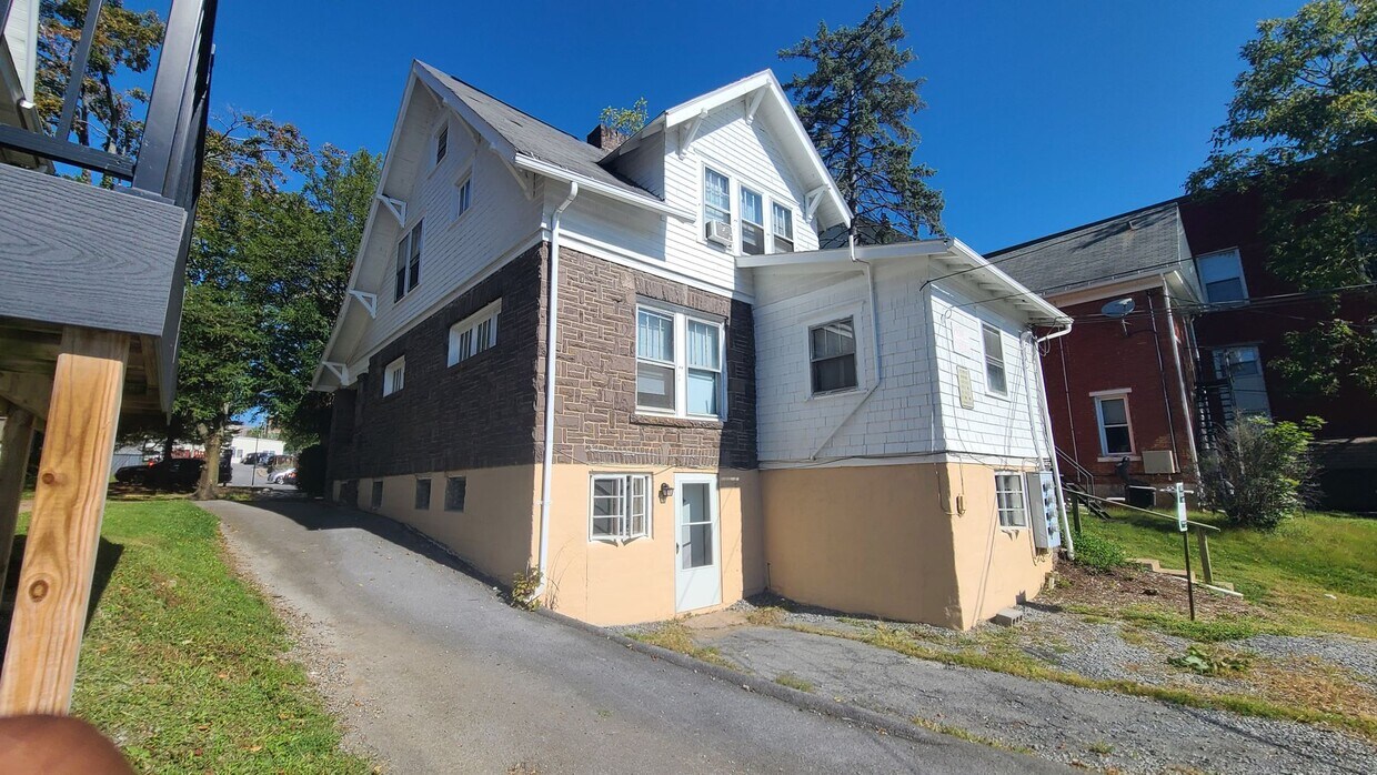 Building Photo - College Avenue, West-626